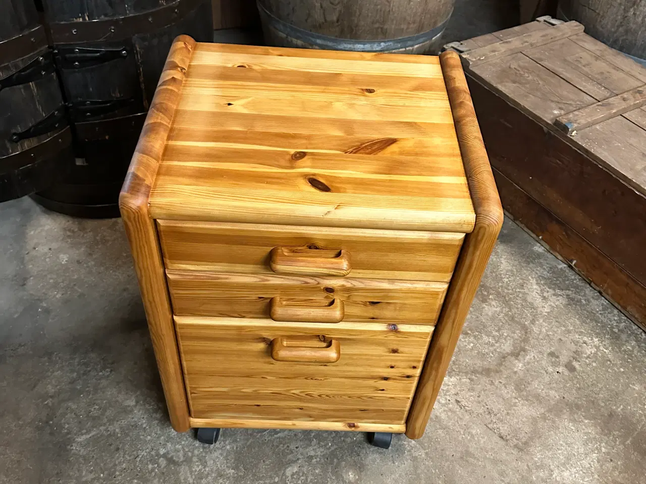 Billede 3 - Kommode i massiv fyrtræ