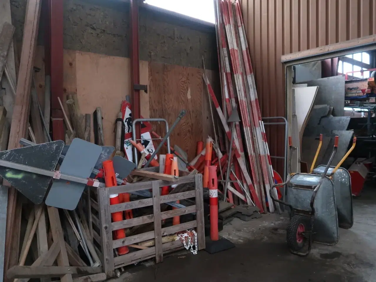 Billede 1 - Div. Afspærringsstolper, skilte m.m.