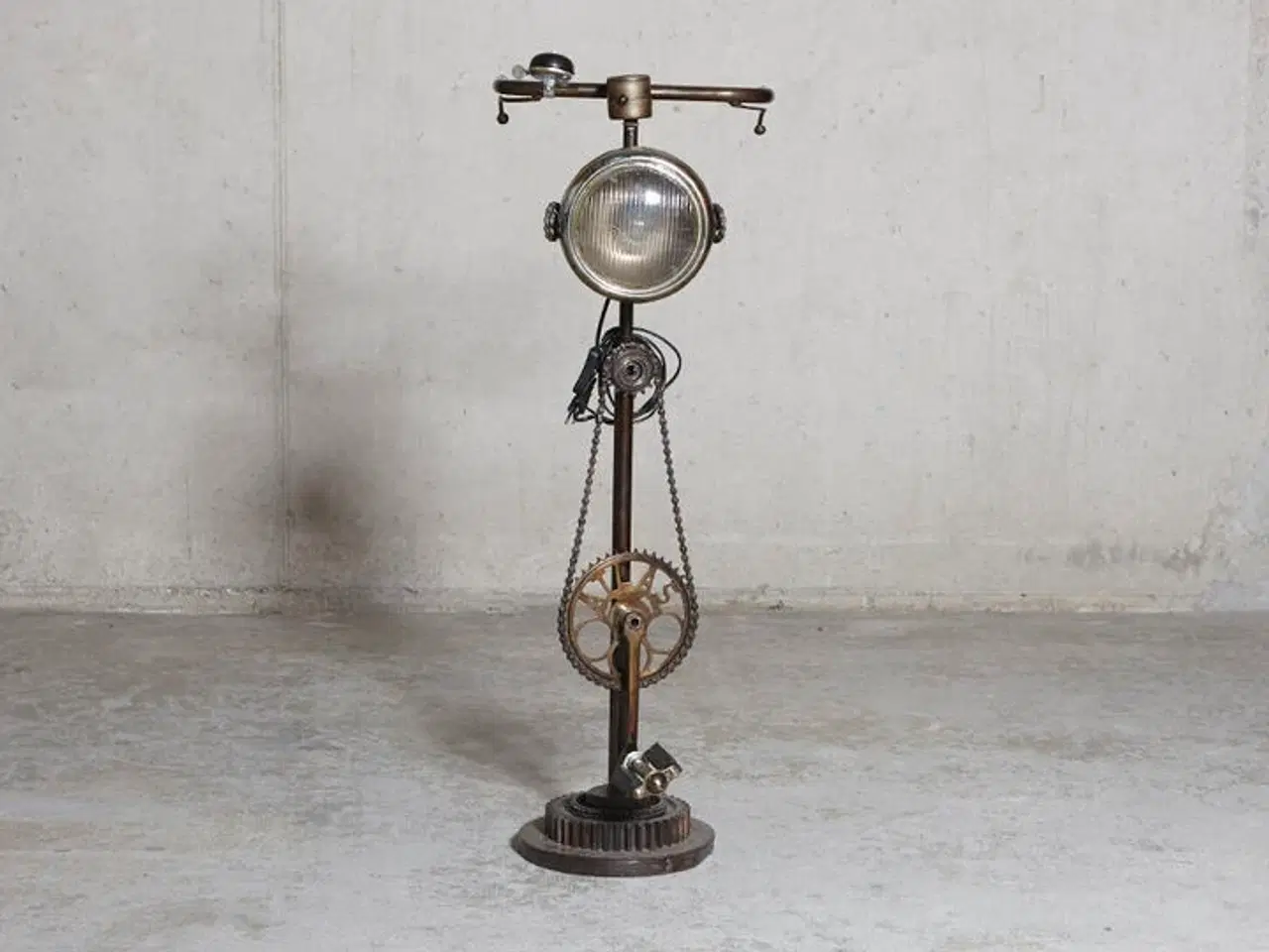 Billede 1 - Ny Lampe i jern med cykel look