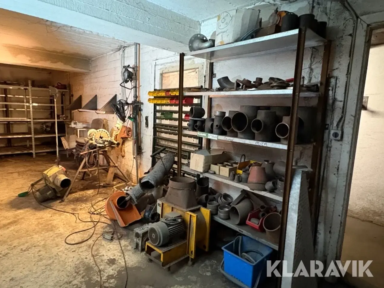 Billede 2 - Blandet lot diverse jernemner, maskiner og reoler