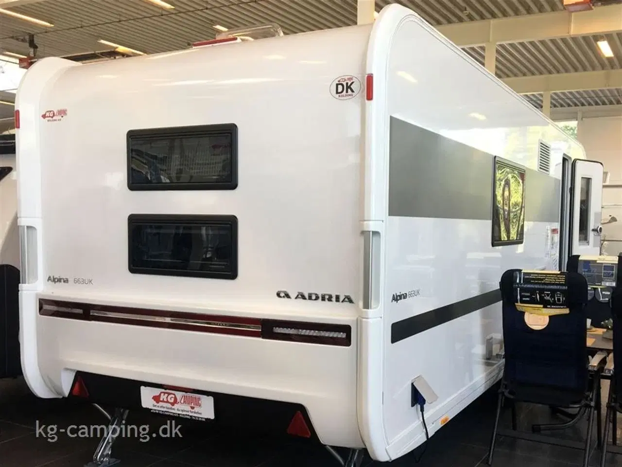 Billede 2 - 2022 - Adria Alpina 663 UK Twin   Vinterisoleret vogn i lækkert design 2 køjer med fabriksmonteret ATC anti-slingresystem. Jubilæumstilbud!