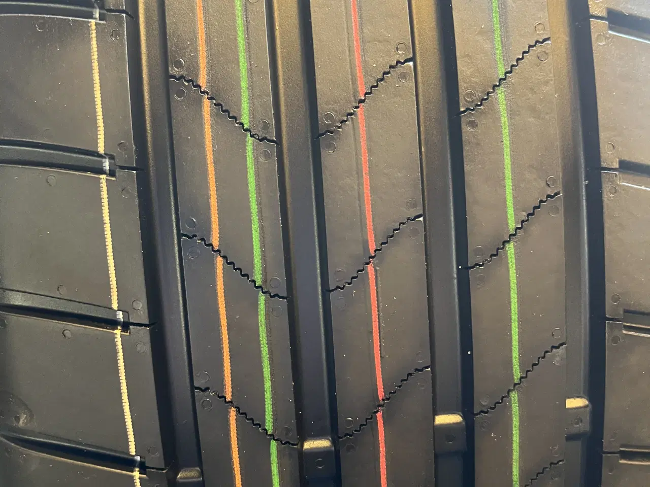 Billede 4 - Nye 215-45-20 Sommerdæk. Bridgestone.