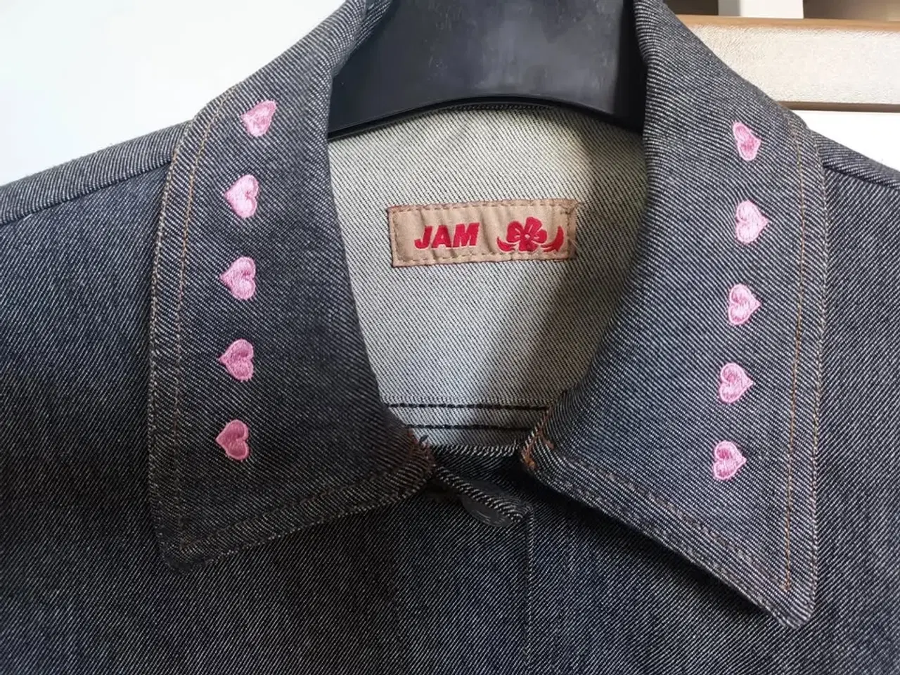 Billede 3 - Cowboyjakke med små lyserøde hjerter, str XS/S