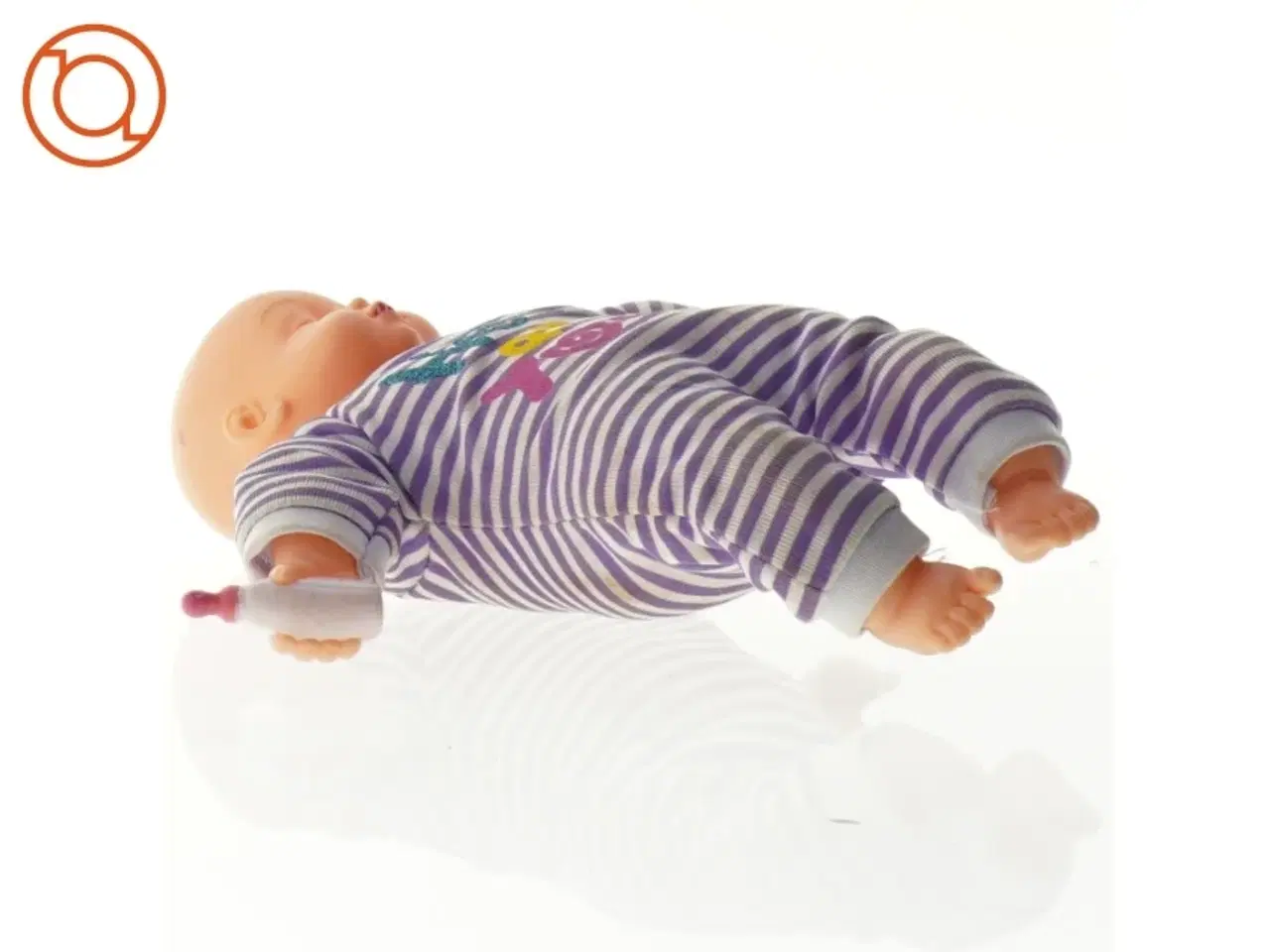 Billede 5 - Babydukkke med tøj og sutteflaske (str. 25 cm)