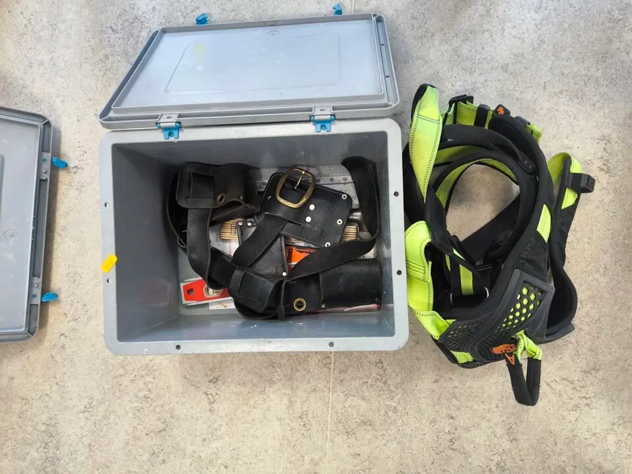 Billede 1 - Kasse m. sikringsgrej samt div.