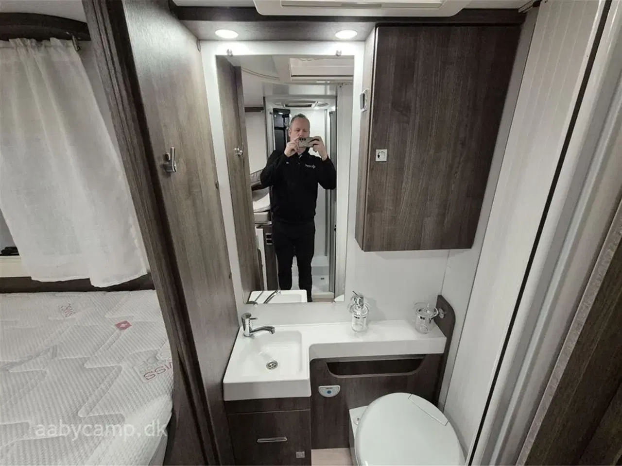 Billede 17 - 2024 - Benimar Tessoro T463 Special Edition   Nk. pakke. Automatgear. solceller. markise. to stk. 95Ah Batterier. smart tv med soundbar. lyse lædersæder.  KUN 16000 KM!!!
