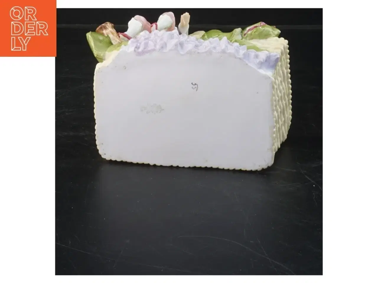 Billede 2 - Dekorativ keramisk figurvase med dreng (str. 15x12x8 cm)