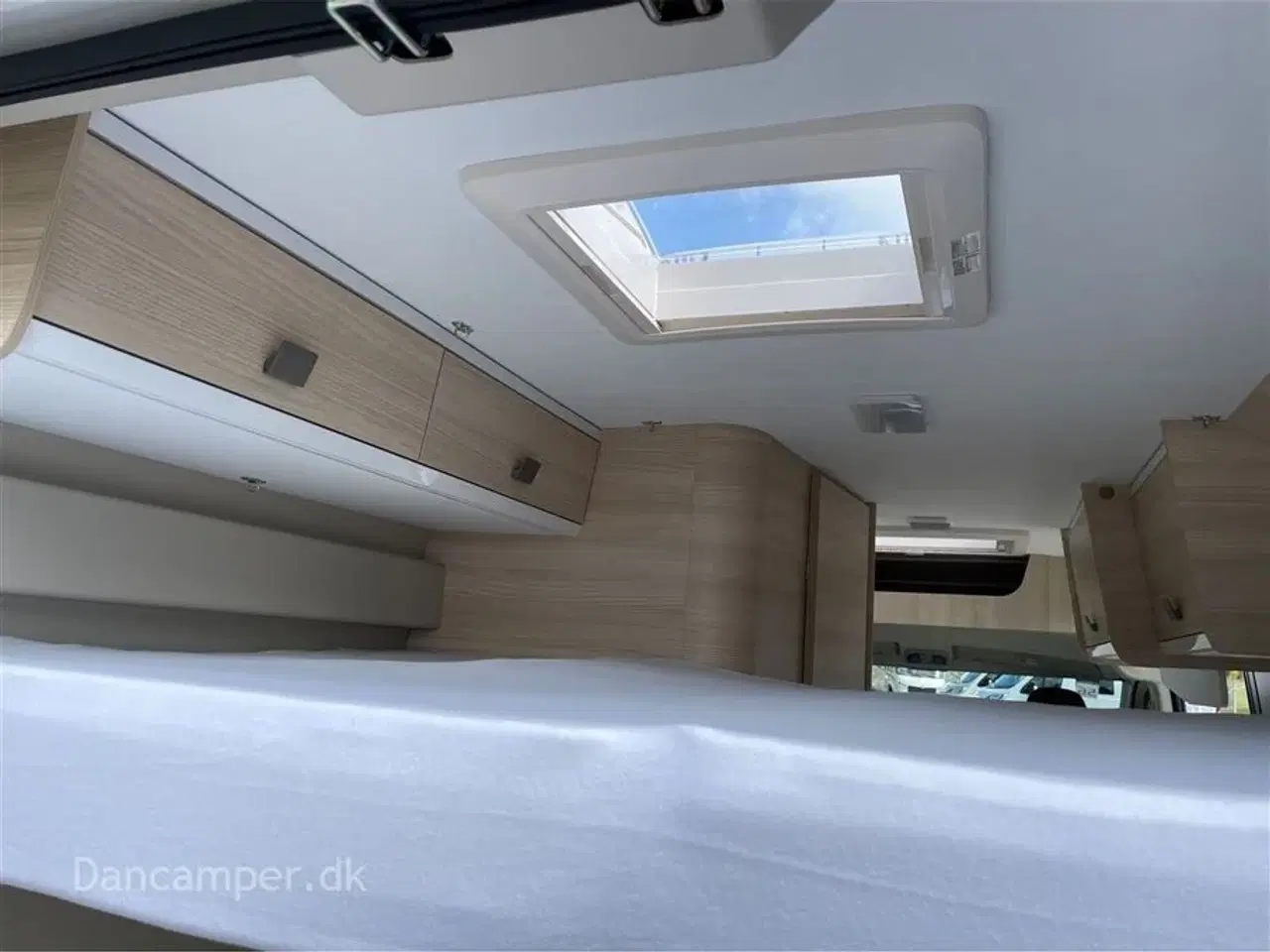 Billede 9 - 2024 - Chausson First Line V594 MAX   Nedsat med kr. 62.800,- Super spændende van med to dobbeltsenge på tværs i køjesystem. 2,2, L motor , 140 HK, solcelle og markise m.m.