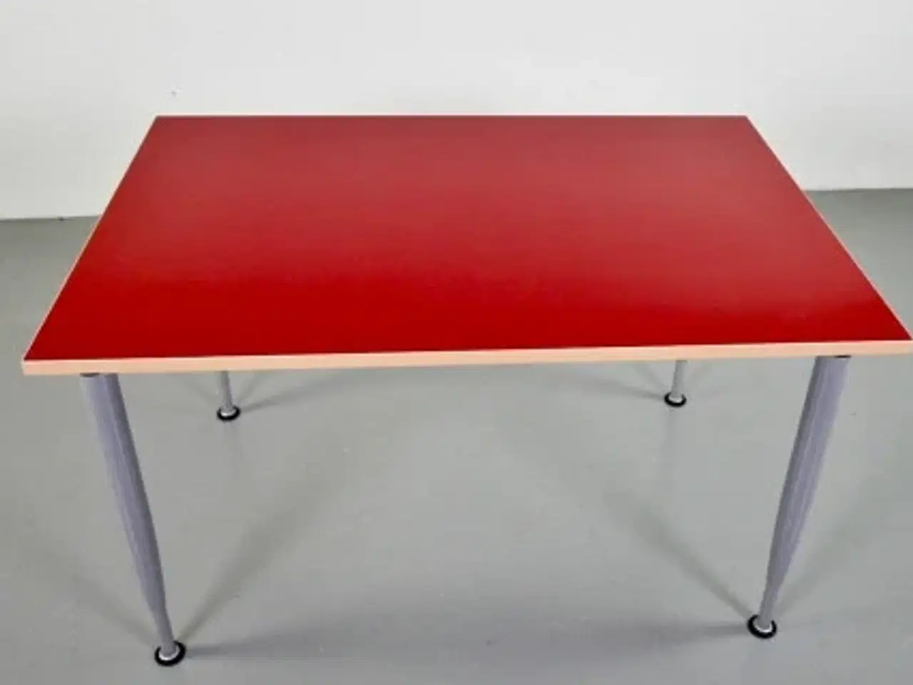 Billede 1 - Kinnarps konferencebord med rød plade på grå ben
