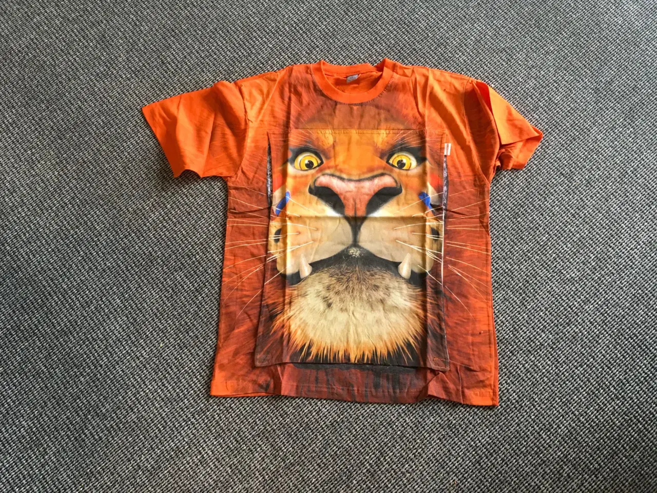Billede 1 - T - shirt med løve
