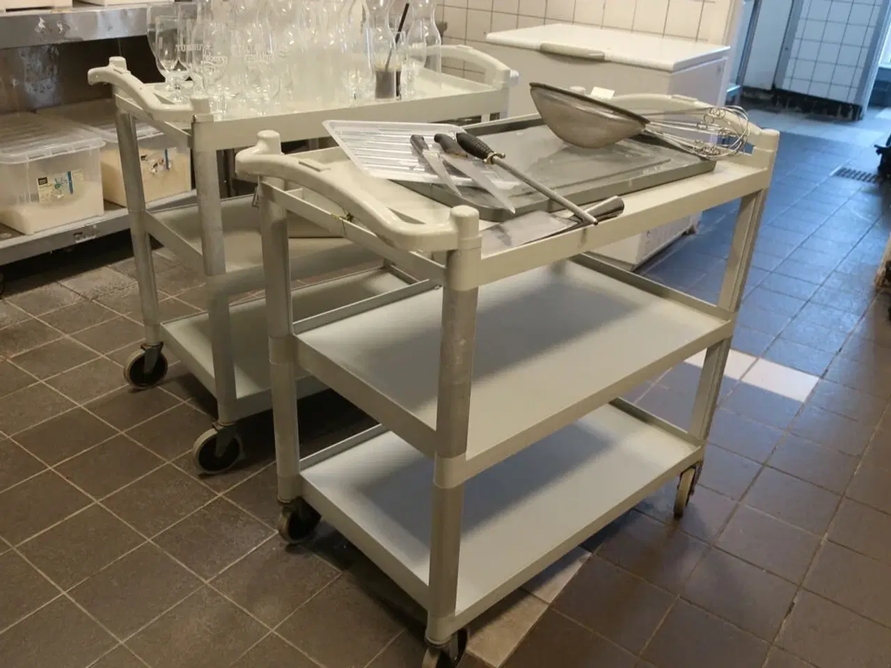 Billede 4 - To rulleborde med indhold