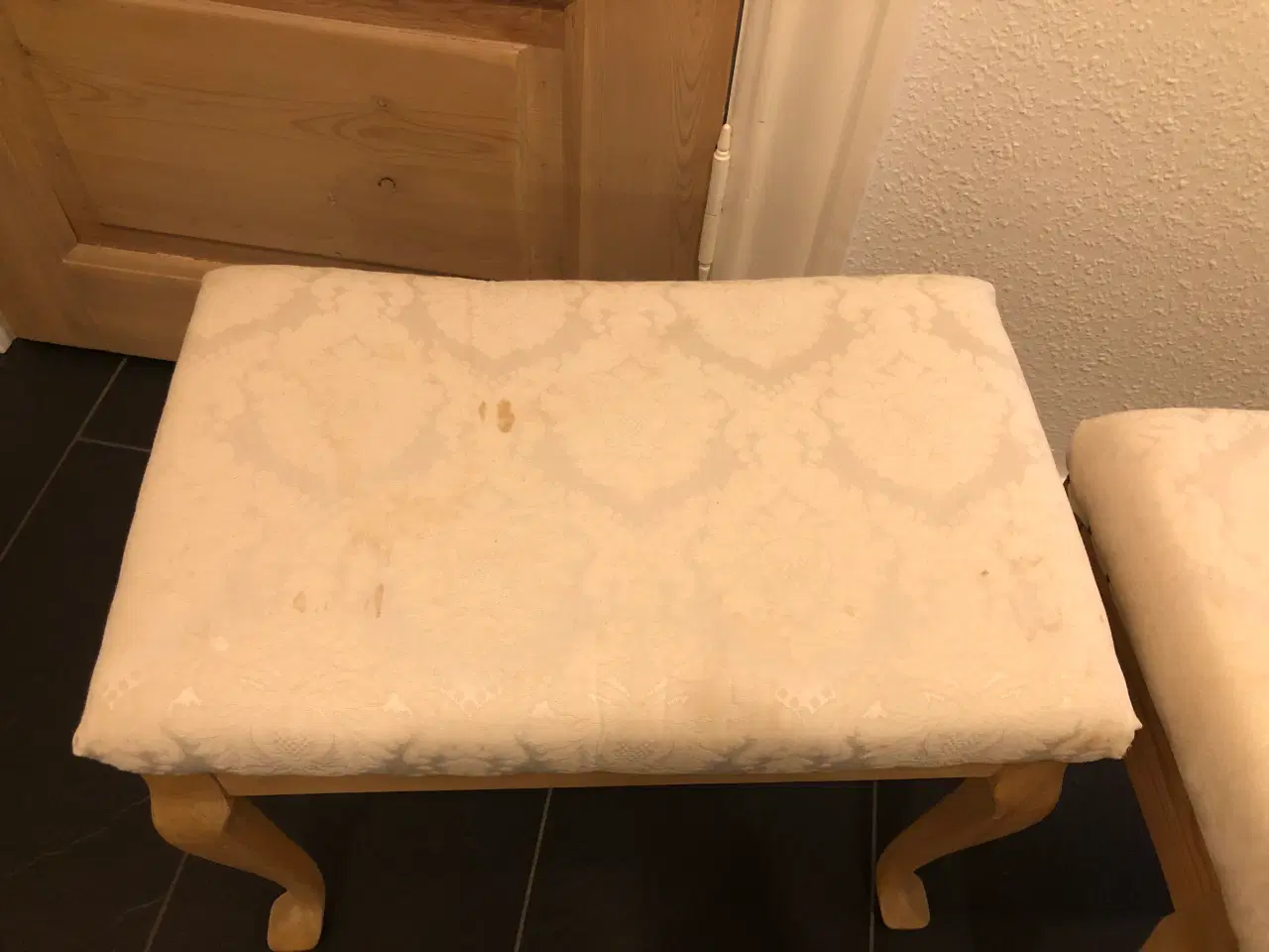 Billede 3 - Sæt med 2 skamler i fyrretræ med hvidt betræk