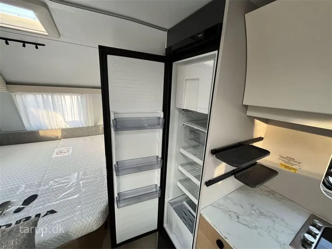 Billede 17 - 2026 - Adria Adora 613 PK Teen Køjesenge (3) og dobbeltseng, rund-siddegruppe og L-sidegruppe, SmartBox opbevaring, Truma Combi 6E, el-gulv-varme, 142 l. stort køleskab m/ frys