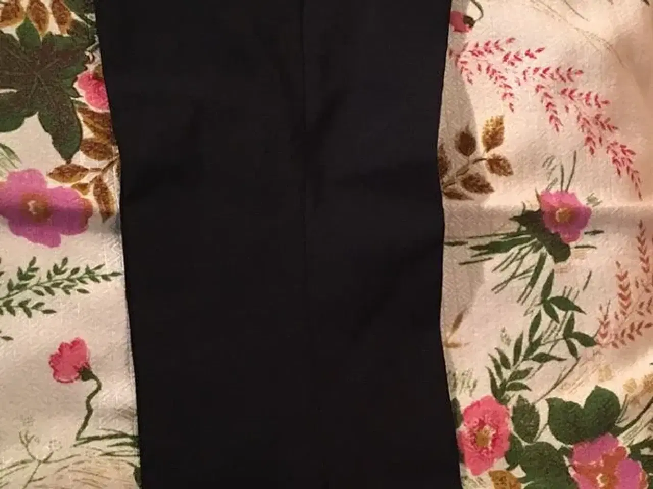 Billede 2 - To par sorte bukser til salg