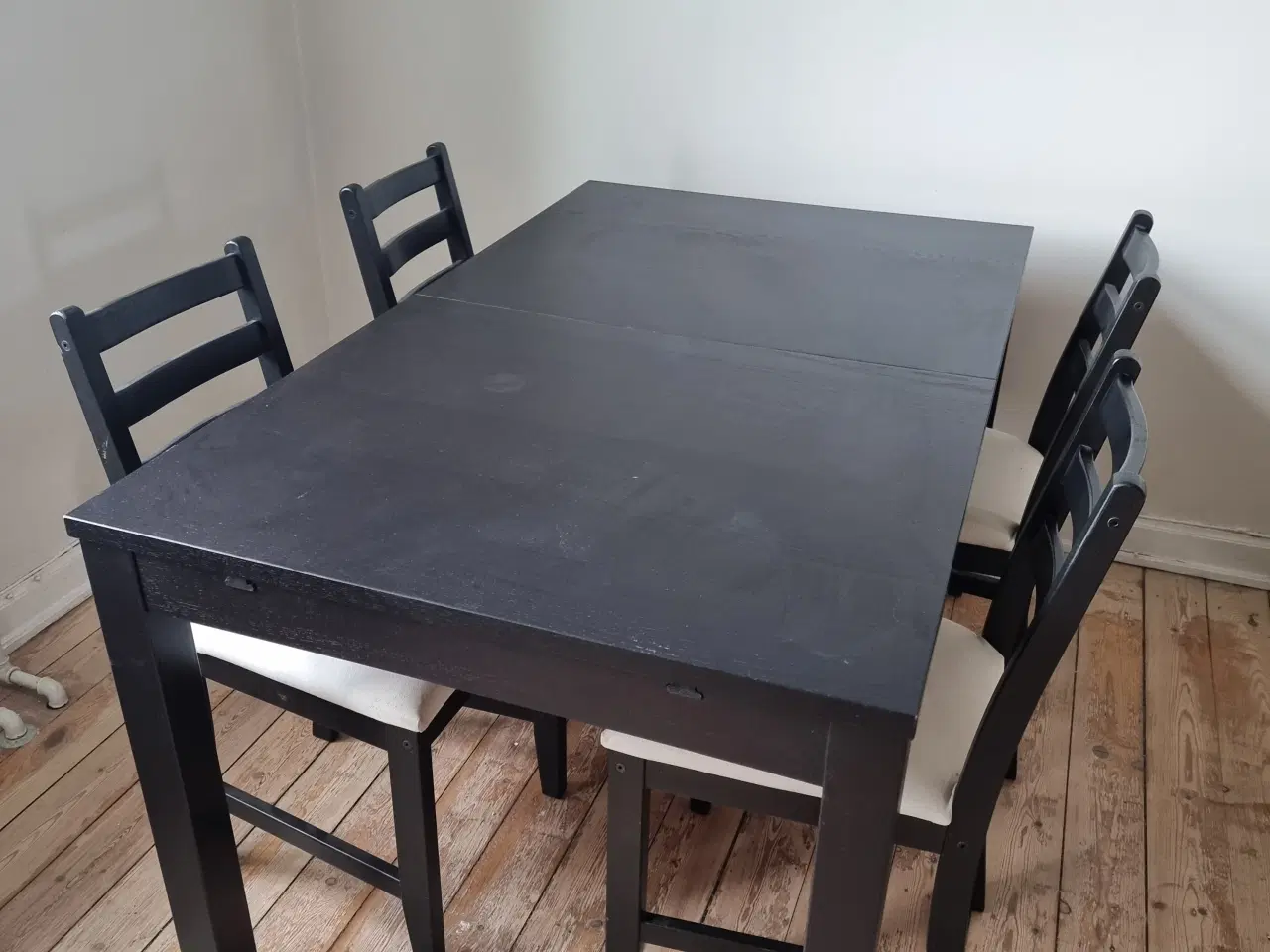 Billede 1 - Sort spisebord med fire stole