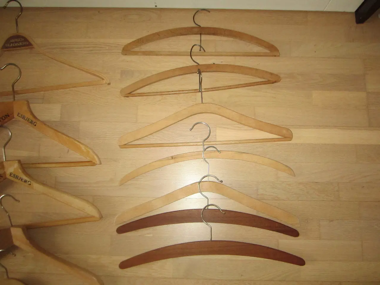 Billede 2 - Fine gamle træbøjler med og uden firmanavne pr stk