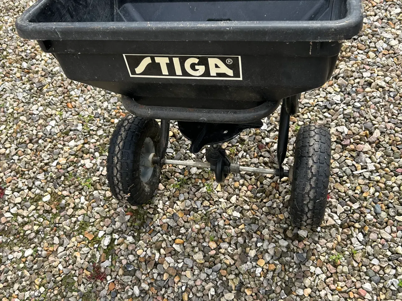 Billede 1 - Stiga gødningsspreder.