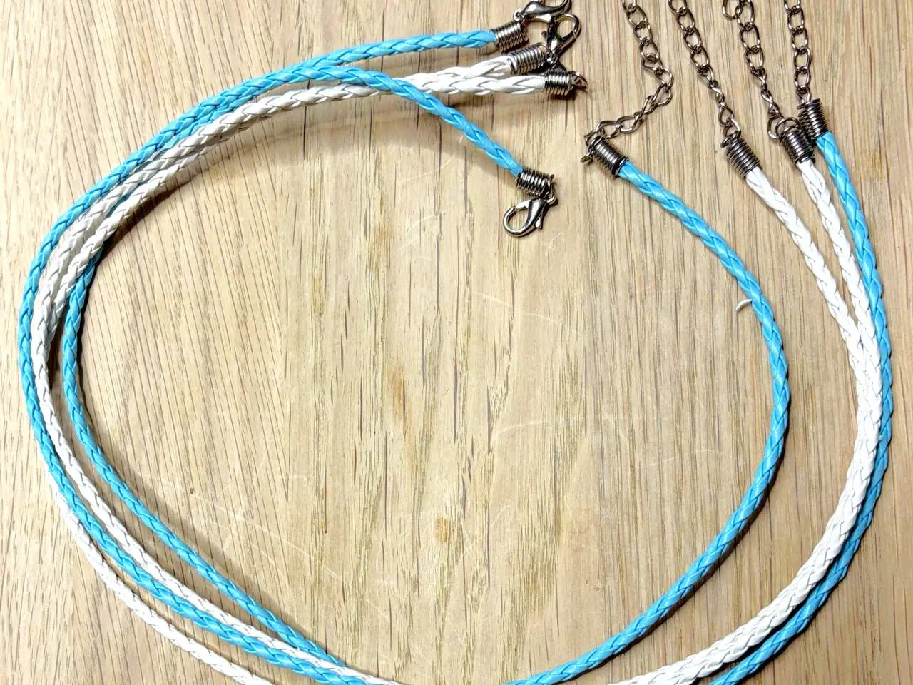 Billede 2 - Halskæder i lyse farver - hvid og turkis