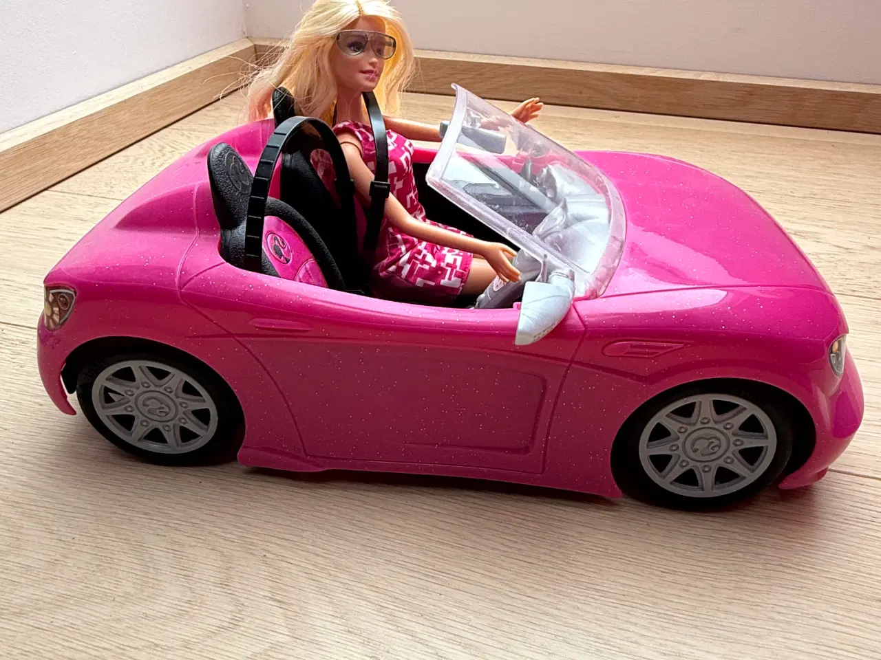 Billede 3 - Barbie med pink bil