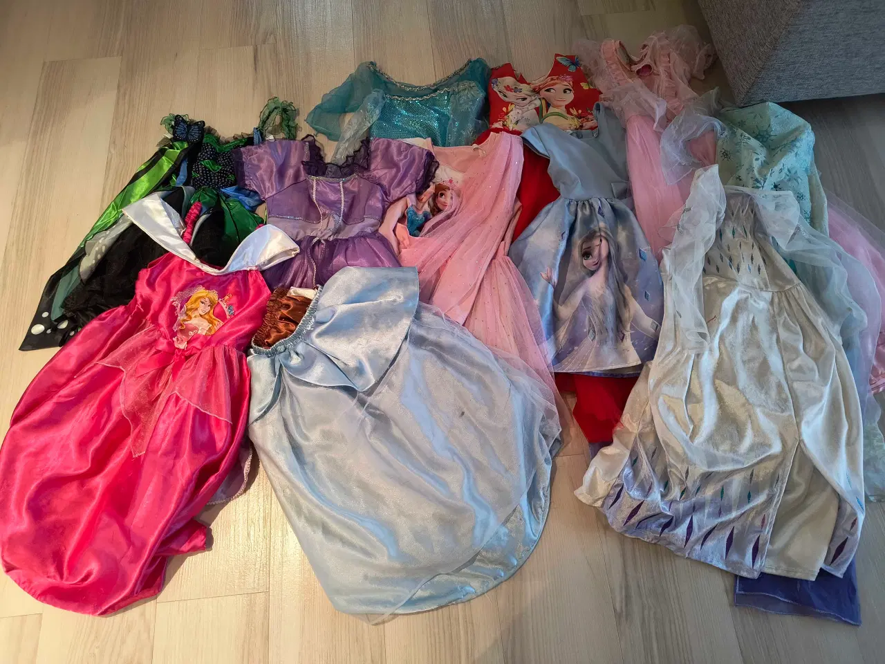 Billede 1 - Udklædningskjoler