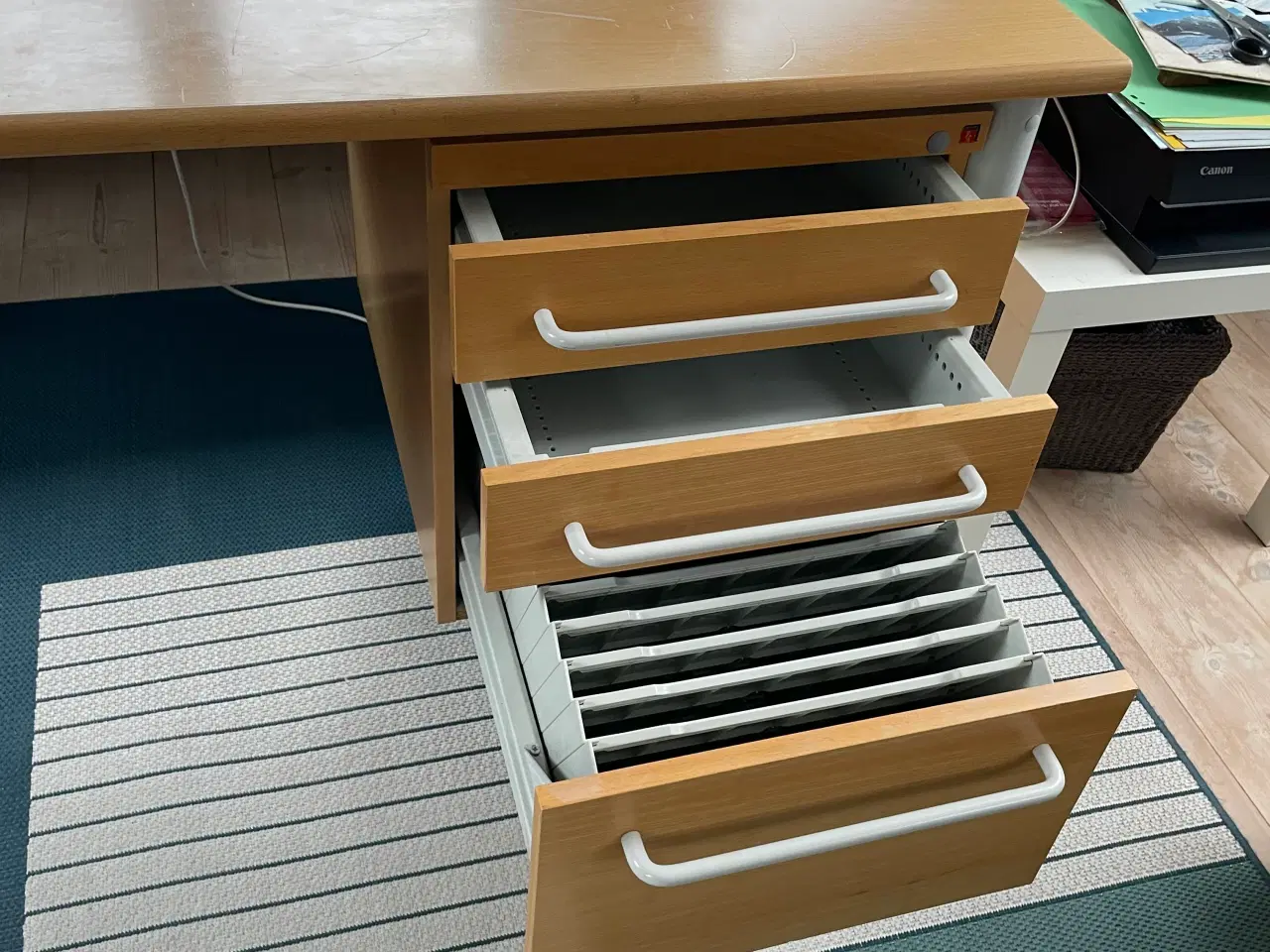 Billede 2 - Solidt skrivebord med skuffer