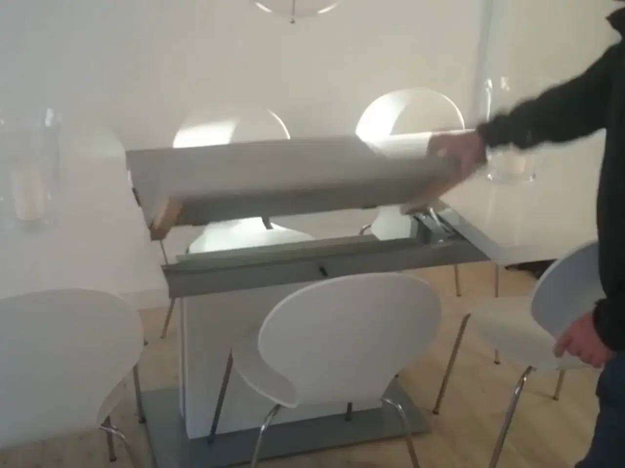 Billede 3 - Højglans hvid m butterfly bordplader indbygget. 