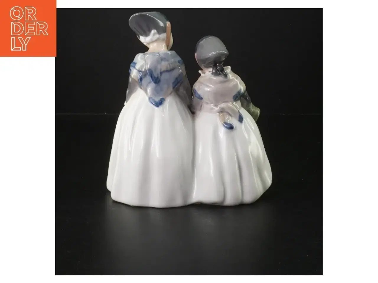 Billede 2 - To Amagerpiger, Royal Copenhagen figur 1316 (str. 19x17 cm) fra Royal Copenhagen