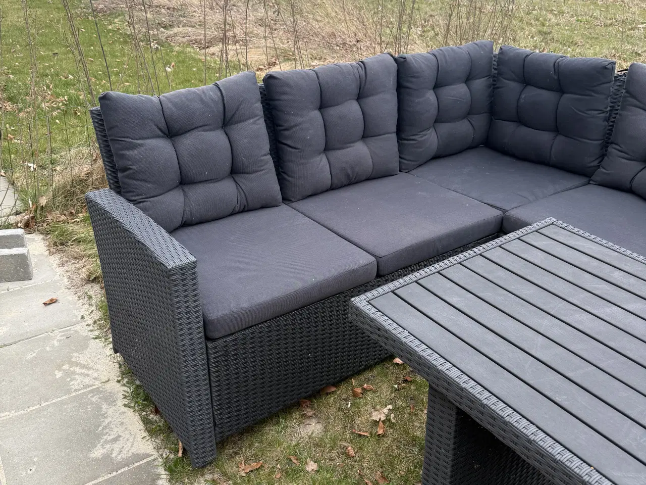 Billede 3 - Sort loungesæt med hjørnesofa og bord sælges