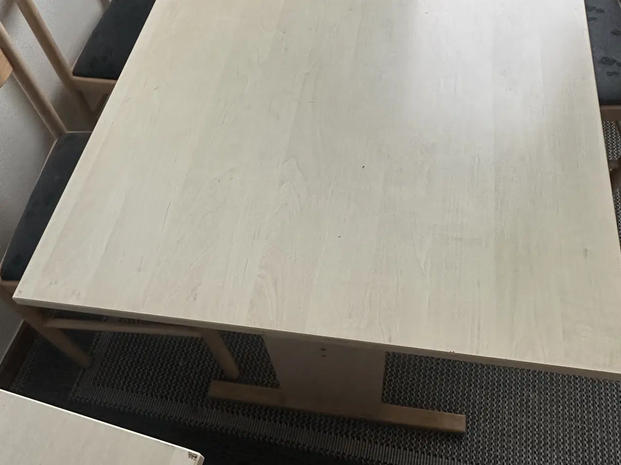 Billede 1 - Spisebord med 4 stole