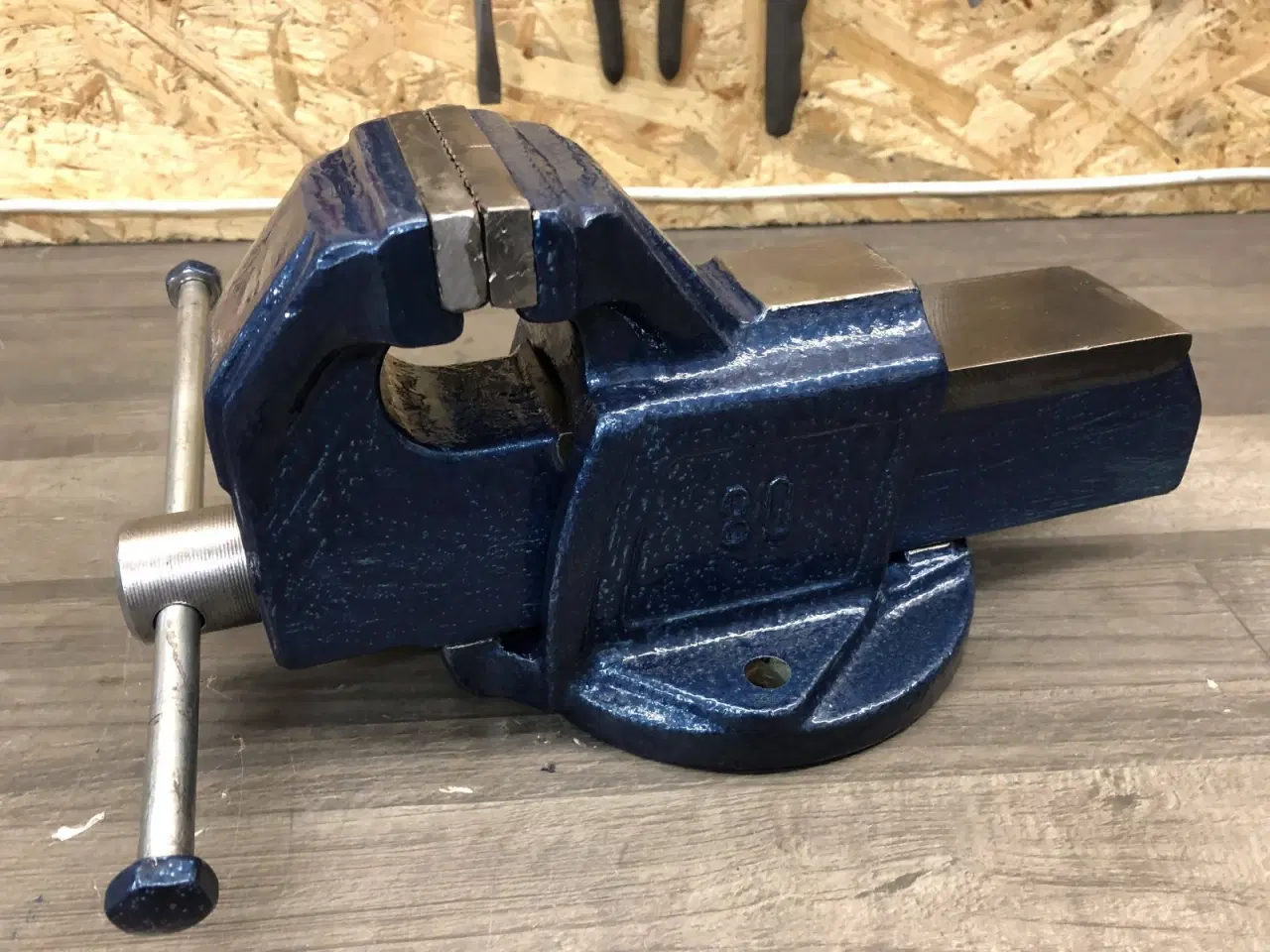 Billede 4 - Lille skruestik med ambolt