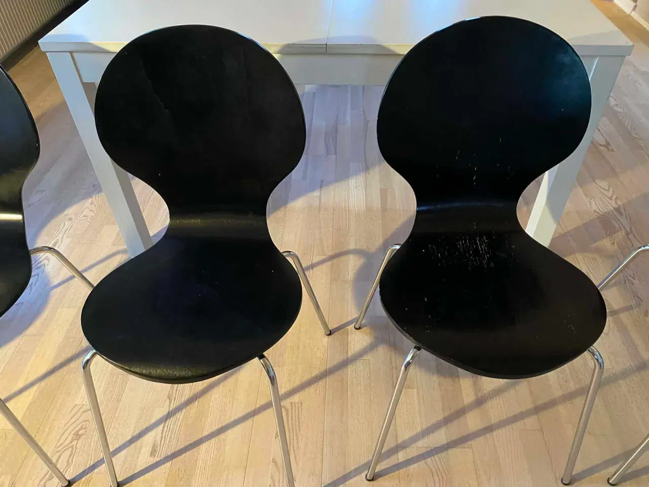 Billede 5 - Spisebord med tillægsplader og 5 kantinestole