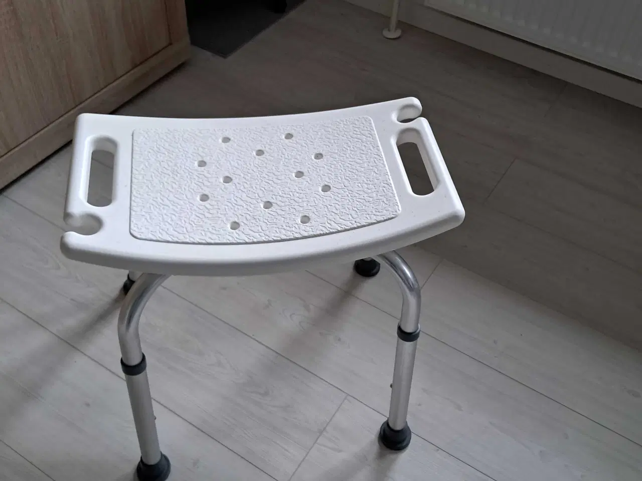 Billede 1 - Badestol med højde indstilling.