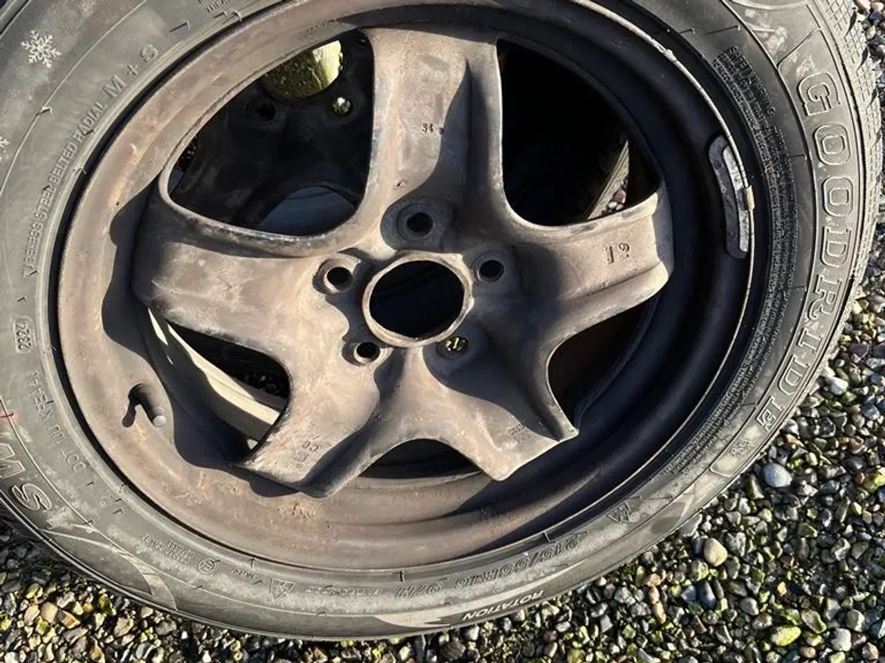 Billede 2 - Stort set nye vinterdæk på Opel fælge (215´/55R16)