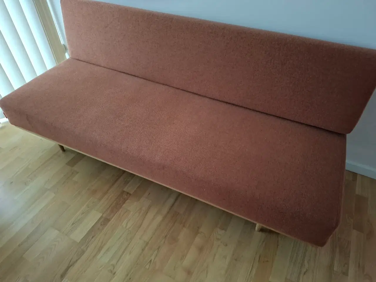Billede 1 - Sovesofa enkelt eg/Lak ben og stel 