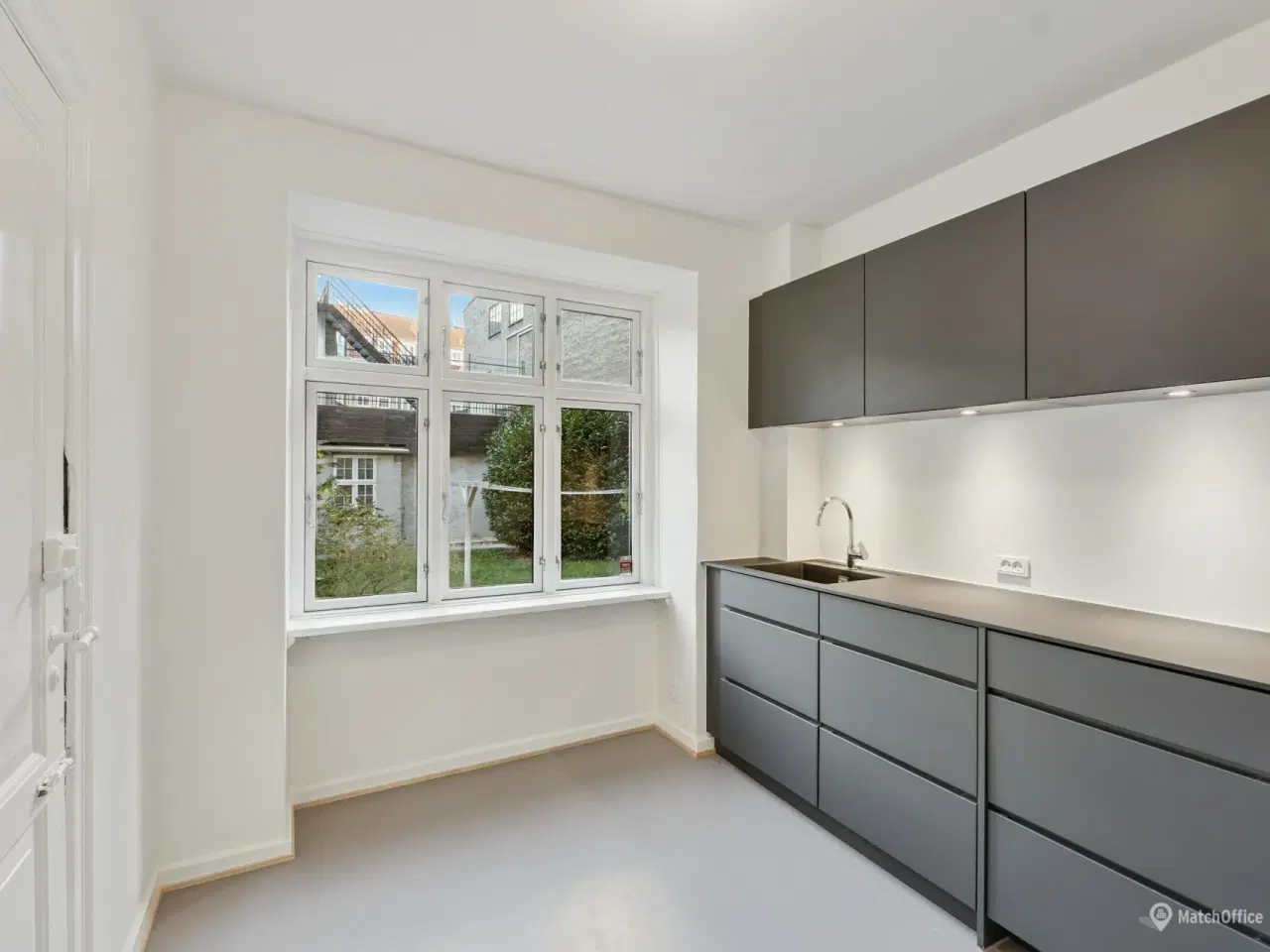 Billede 12 - Flot butik/klinik/Coffee shop med store facadevinduer –