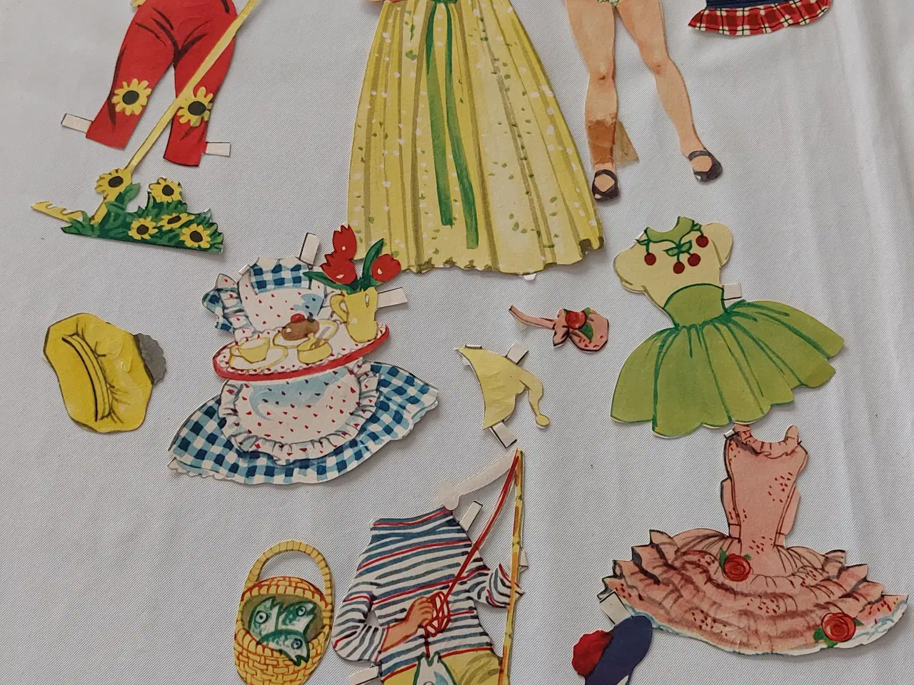 Billede 4 - Gamle påklædningsdukker