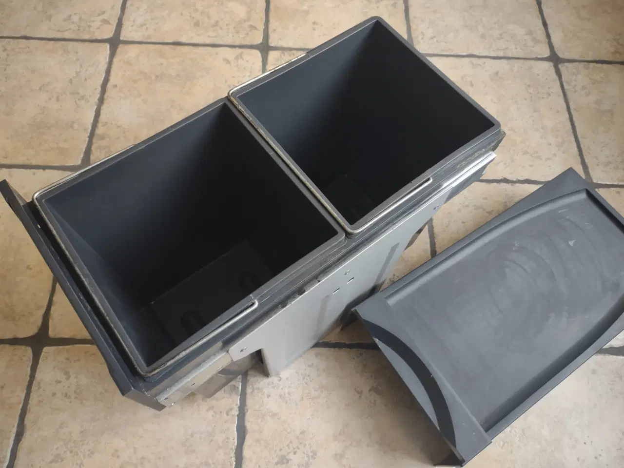 Billede 4 - Affaldsspande indbygning