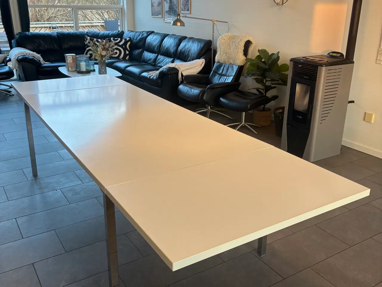 Billede 1 - Solidt spisebord i hvid laminat, kraftige stålben