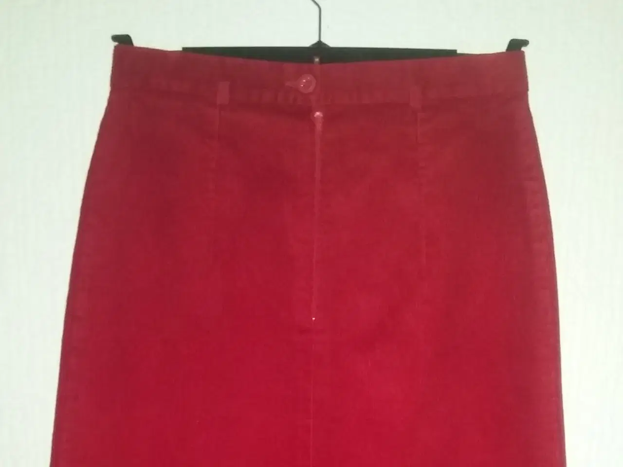 Billede 2 - Nederdel i rødt fløjl str 40/42 - se mål 
