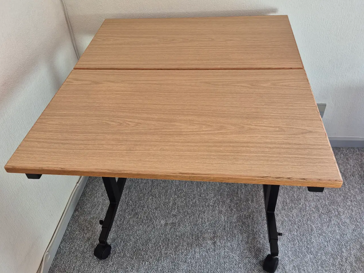 Billede 1 - Dejligt egetræsbord på hjul 