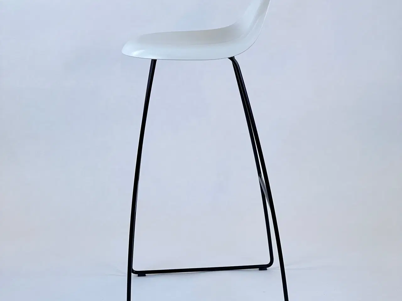 Billede 4 - GUBI 3D Bar Stool Barstol – Hvid med Sort Stel SH 75 cm