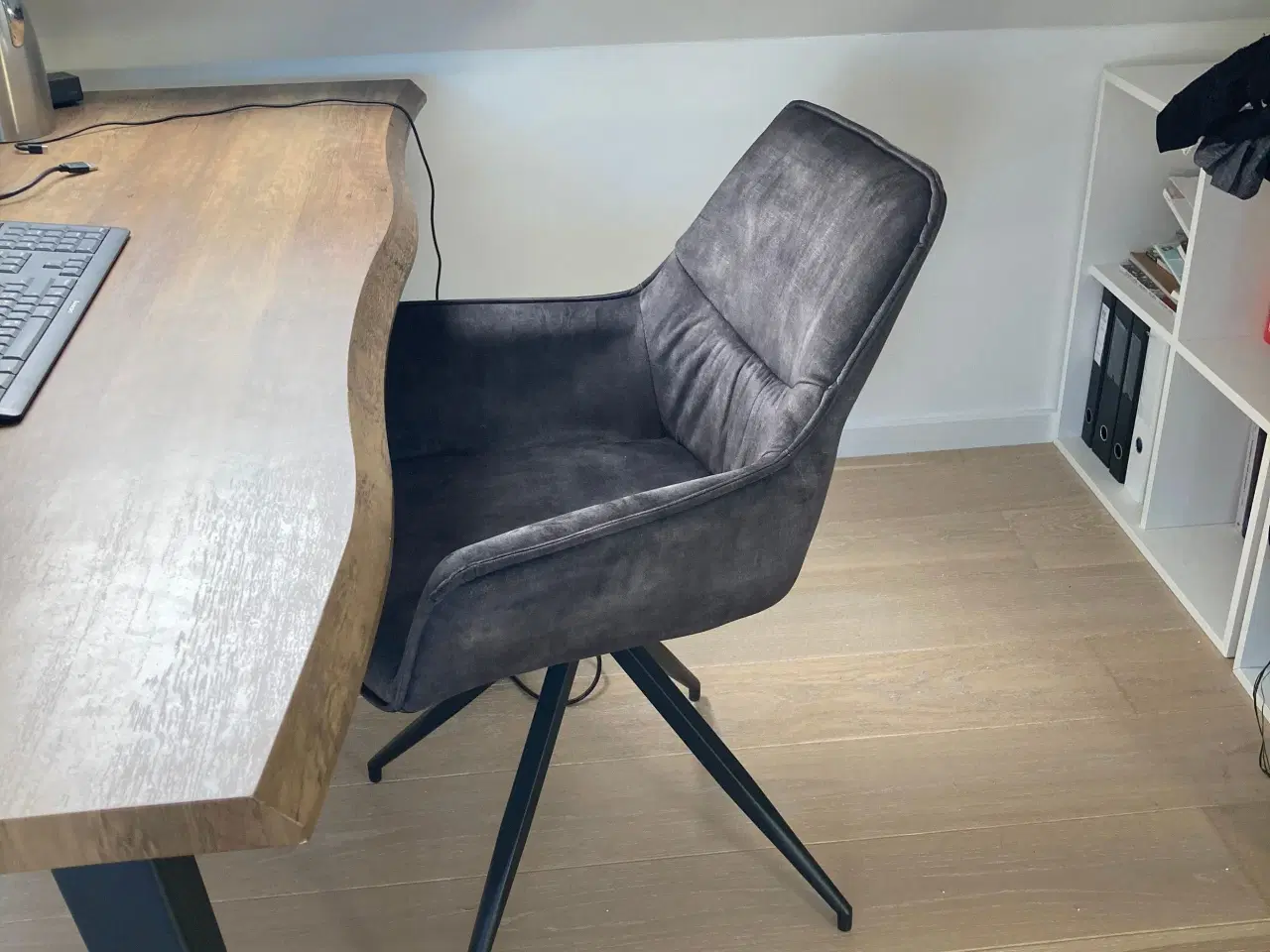 Billede 2 - Spisebordsstole med armlæn i grønligt velour 