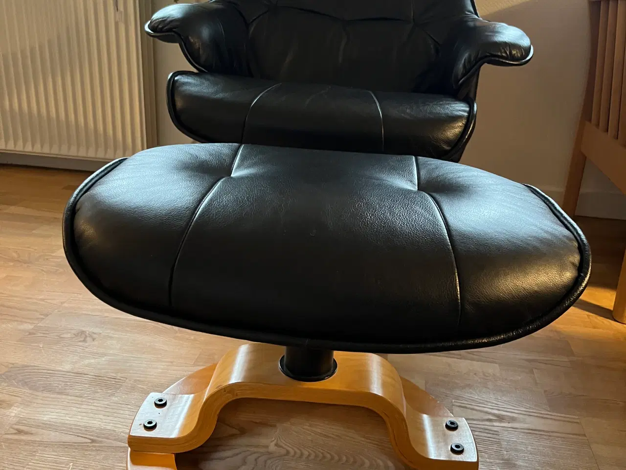 Billede 2 - Sort lænestol i læder med fodskammel 
