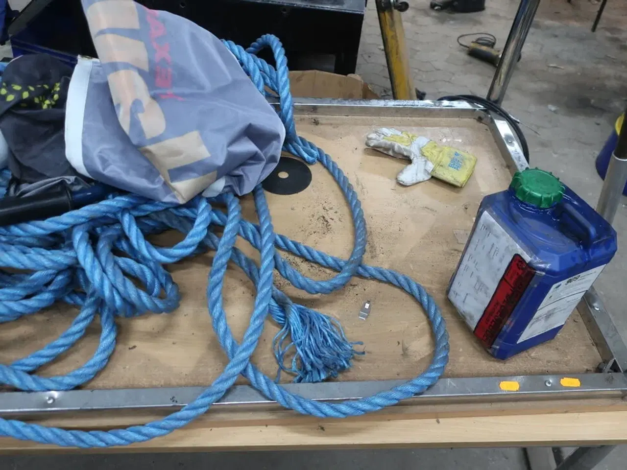 Billede 5 - 2 stk. borde med indhold