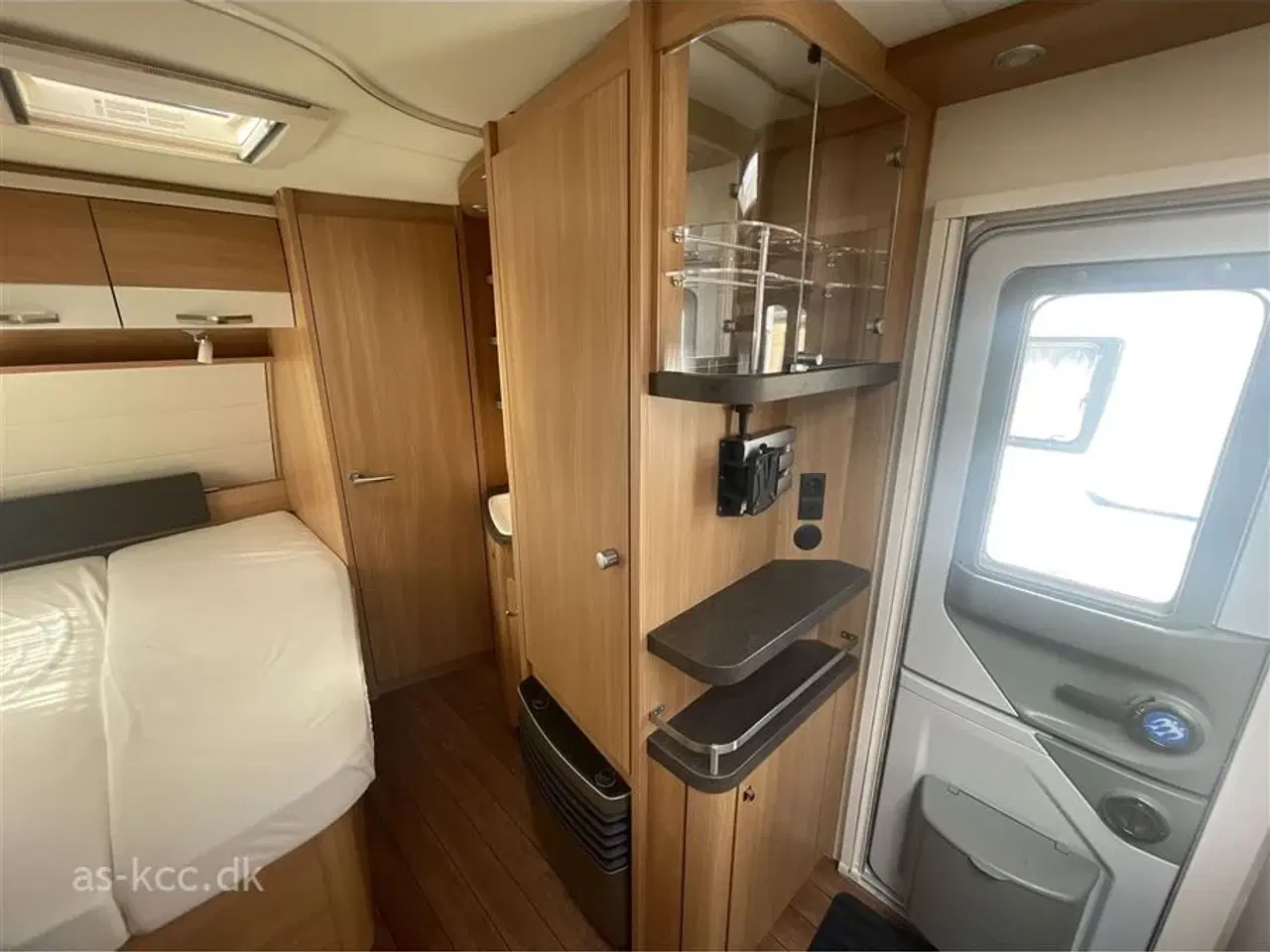 Billede 8 - 2018 - Knaus Südwind Silver Selection 450 FU   Knaus Südwind Silver Selection årg. 2018 4 sovepladser, 5 siddepladser, mover, posemarkise, cykelholder.