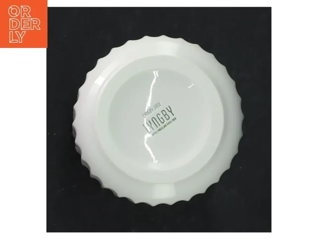 Billede 3 - Hvid porcelænsvase fra Lyngby (str. 15 cm. 8 cm i diameter)