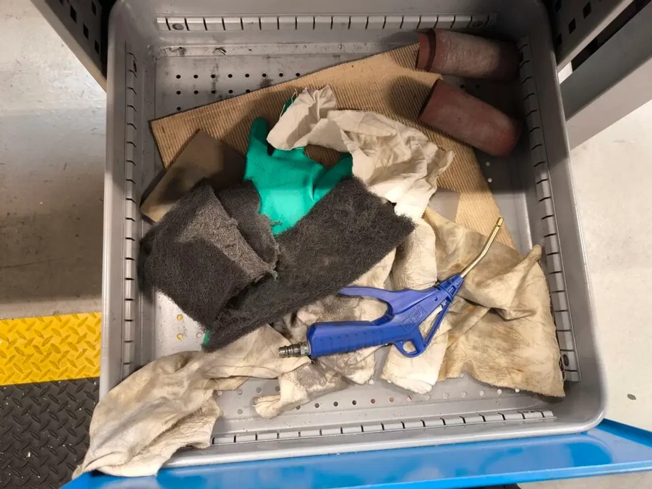 Billede 13 - Filebænk inkl. indhold bl.a. LANG skruestik m.v.
