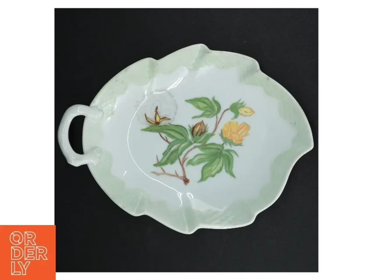 Billede 1 - Porcelænsfad med blomstermotiv fra B&G (str. 24 x 18 cm)