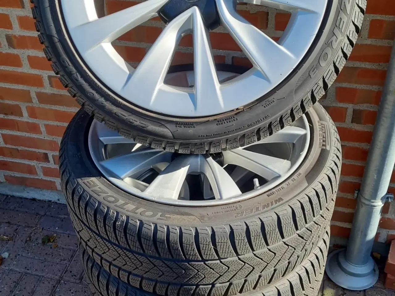 Billede 1 - Tesla 3 vinterhjul 19" originale Pirelli