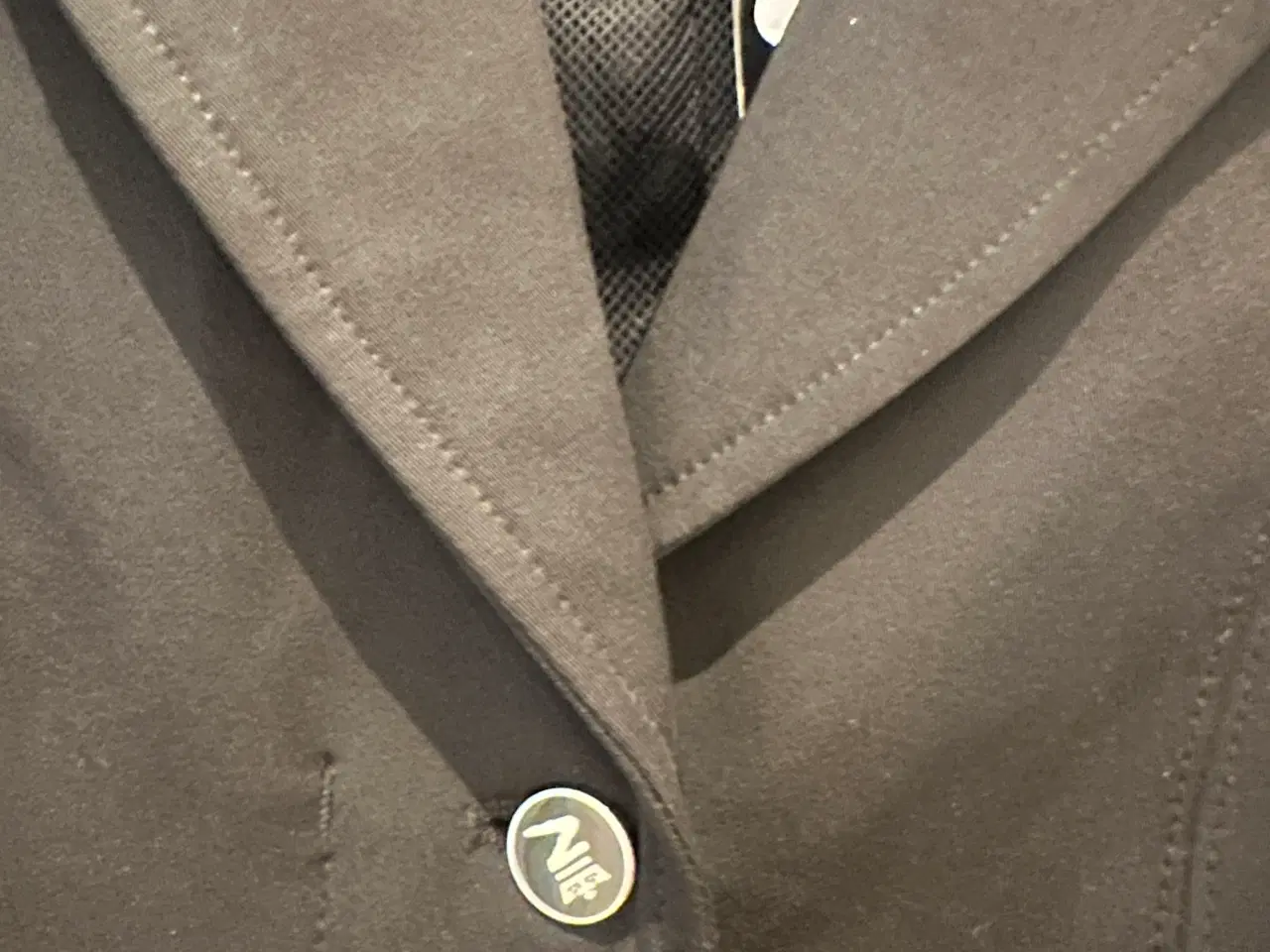 Billede 4 - Flot og helt ny stævnejakke i str. 36